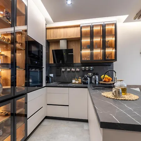 Luxury 1br In Family Garden W/ Private Garage * Warna