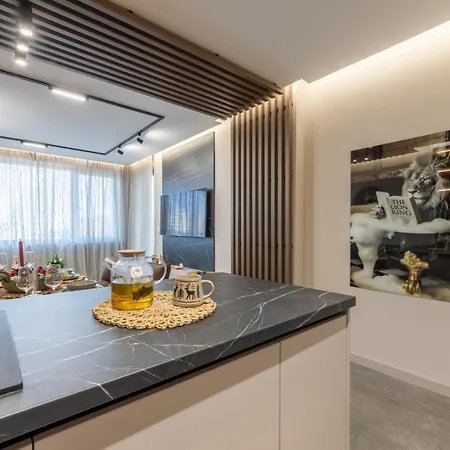 Luxury 1br In Family Garden W/ Private Garage