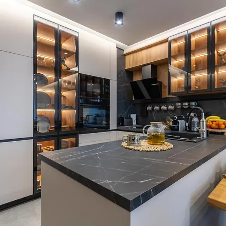 Apartment Luxury 1br In Family Garden W/ Private Garage *