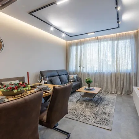 Luxury 1br In Family Garden W/ Private Garage Apartment Warna