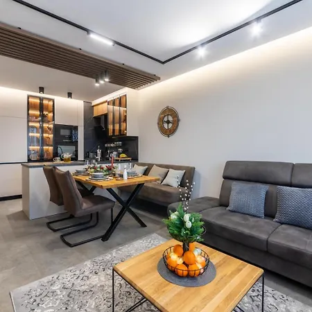 Apartment Luxury 1br In Family Garden W/ Private Garage *