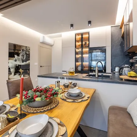 Apartment Luxury 1br In Family Garden W/ Private Garage *