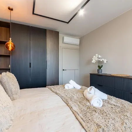 Apartment Luxury 1br In Family Garden W/ Private Garage