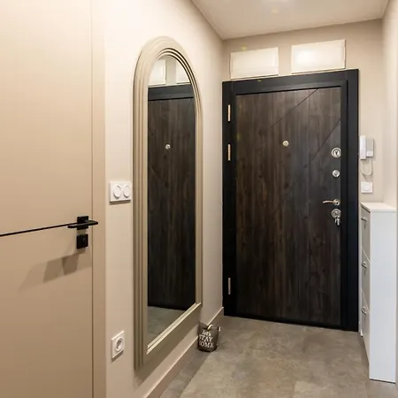 Luxury 1br In Family Garden W/ Private Garage Apartment *