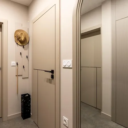 Apartment Luxury 1br In Family Garden W/ Private Garage